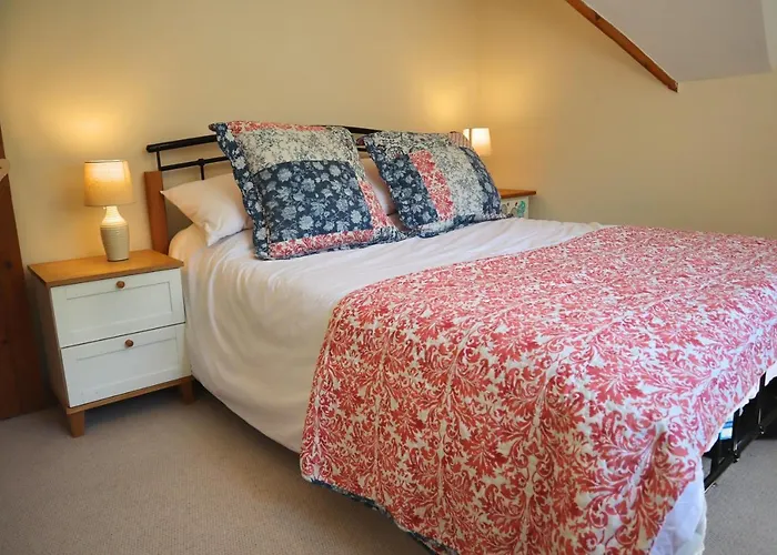 Beautiful Character 5 Bedroom Dorset Thatched Cottage - Great Location - Garden - Parking - Fast Wifi - Smart Tv - Newly Decorated - Sleeps Up To 10! Only 18 Mins Drive To Sandbanks Beach! Close To Bournemouth & Poole