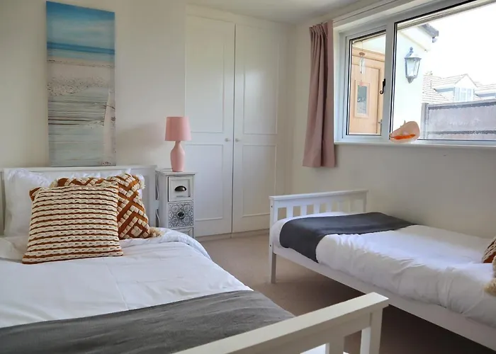 Beautiful Character 5 Bedroom Dorset Thatched Cottage - Great Location - Garden - Parking - Fast Wifi - Smart Tv - Newly Decorated - Sleeps Up To 10! Only 18 Mins Drive To Sandbanks Beach! Close To Bournemouth & Poole