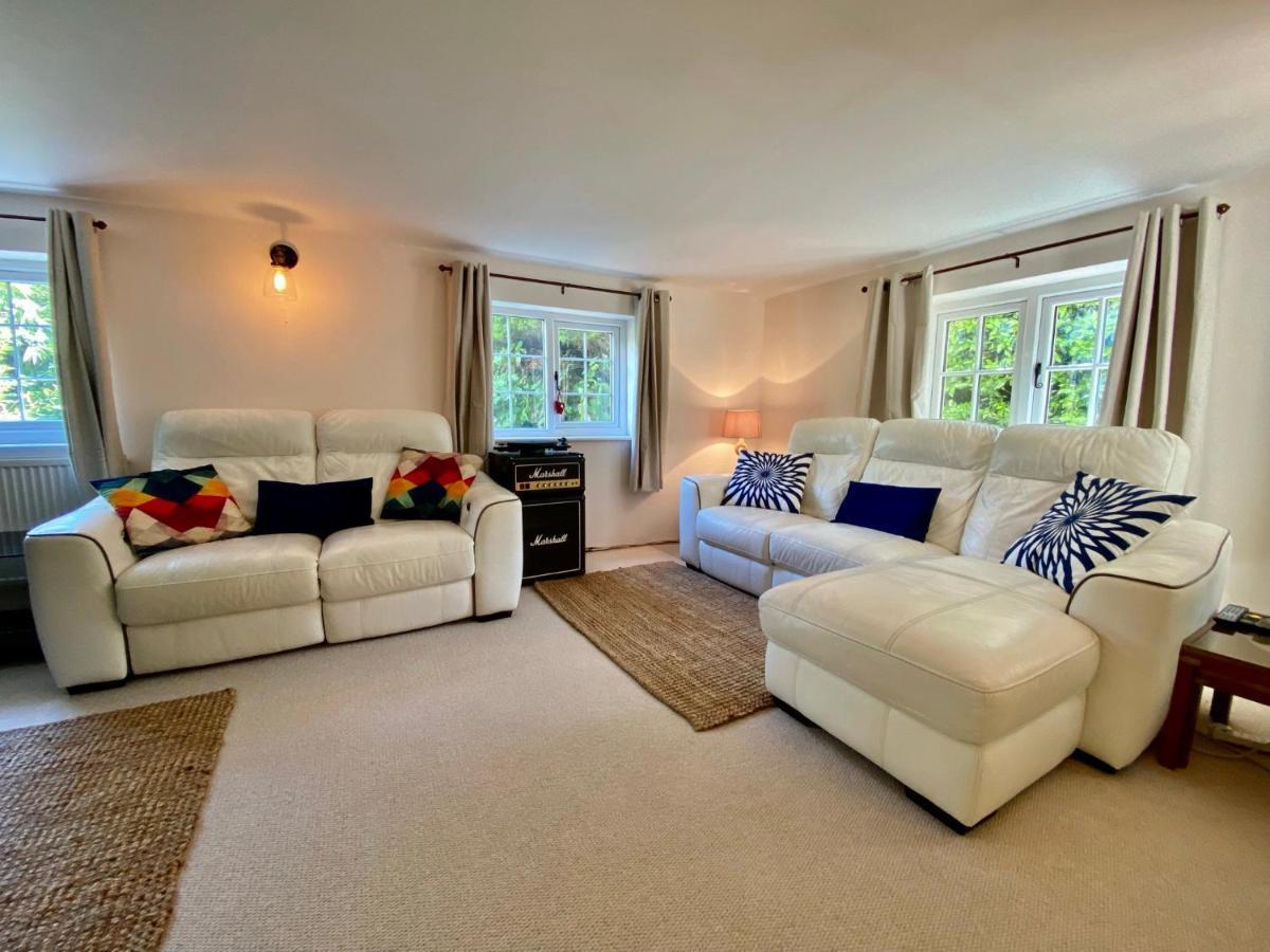 Beautiful Character 5 Bedroom Dorset Thatched - Great Location - Garden - Parking - Fast Wifi - Smart Tv - Newly Decorated - Sleeps Up To 10! Only 18 Mins Drive To Sandbanks Beach! Close To Bournemouth & Poole *