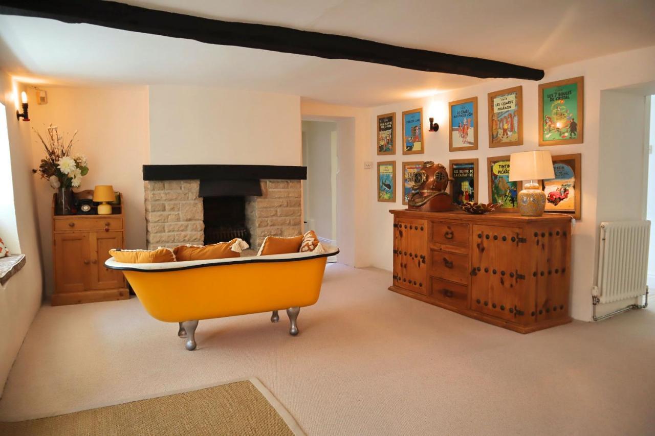 Beautiful Character 5 Bedroom Dorset Thatched - Great Location - Garden - Parking - Fast Wifi - Smart Tv - Newly Decorated - Sleeps Up To 10! Only 18 Mins Drive To Sandbanks Beach! Close To Bournemouth & Poole Vakantiehuis Wimborne Minster