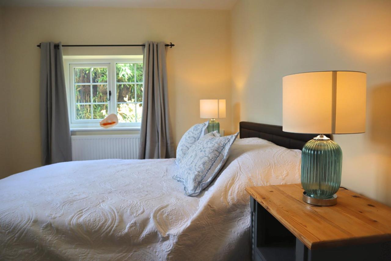 Beautiful Character 5 Bedroom Dorset Thatched - Great Location - Garden - Parking - Fast Wifi - Smart Tv - Newly Decorated - Sleeps Up To 10! Only 18 Mins Drive To Sandbanks Beach! Close To Bournemouth & Poole Vakantiehuis Wimborne Minster