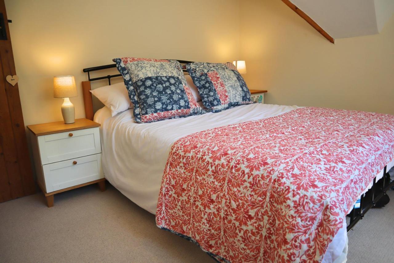 Beautiful Character 5 Bedroom Dorset Thatched - Great Location - Garden - Parking - Fast Wifi - Smart Tv - Newly Decorated - Sleeps Up To 10! Only 18 Mins Drive To Sandbanks Beach! Close To Bournemouth & Poole Vakantiehuis Wimborne Minster