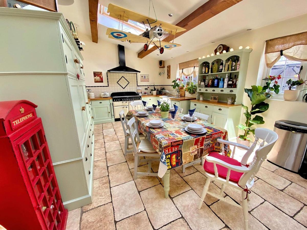 Vakantiehuis Beautiful Character 5 Bedroom Dorset Thatched - Great Location - Garden - Parking - Fast Wifi - Smart Tv - Newly Decorated - Sleeps Up To 10! Only 18 Mins Drive To Sandbanks Beach! Close To Bournemouth & Poole