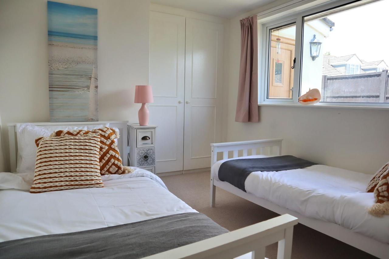 Beautiful Character 5 Bedroom Dorset Thatched - Great Location - Garden - Parking - Fast Wifi - Smart Tv - Newly Decorated - Sleeps Up To 10! Only 18 Mins Drive To Sandbanks Beach! Close To Bournemouth & Poole Wimborne Minster