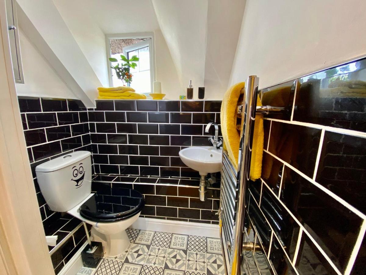 Beautiful Character 5 Bedroom Dorset Thatched - Great Location - Garden - Parking - Fast Wifi - Smart Tv - Newly Decorated - Sleeps Up To 10! Only 18 Mins Drive To Sandbanks Beach! Close To Bournemouth & Poole Vakantiehuis Wimborne Minster