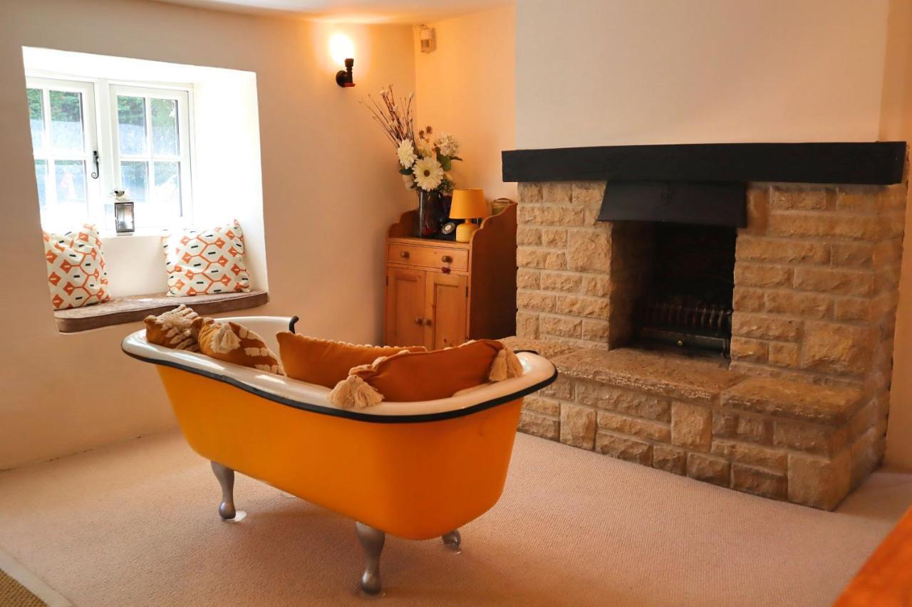 Beautiful Character 5 Bedroom Dorset Thatched - Great Location - Garden - Parking - Fast Wifi - Smart Tv - Newly Decorated - Sleeps Up To 10! Only 18 Mins Drive To Sandbanks Beach! Close To Bournemouth & Poole Vakantiehuis Wimborne Minster