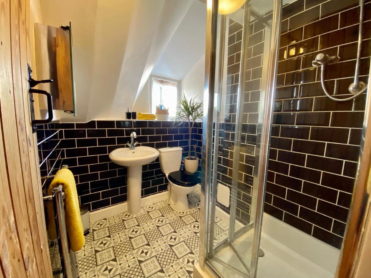 Beautiful Character 5 Bedroom Dorset Thatched - Great Location - Garden - Parking - Fast Wifi - Smart Tv - Newly Decorated - Sleeps Up To 10! Only 18 Mins Drive To Sandbanks Beach! Close To Bournemouth & Poole Vakantiehuis