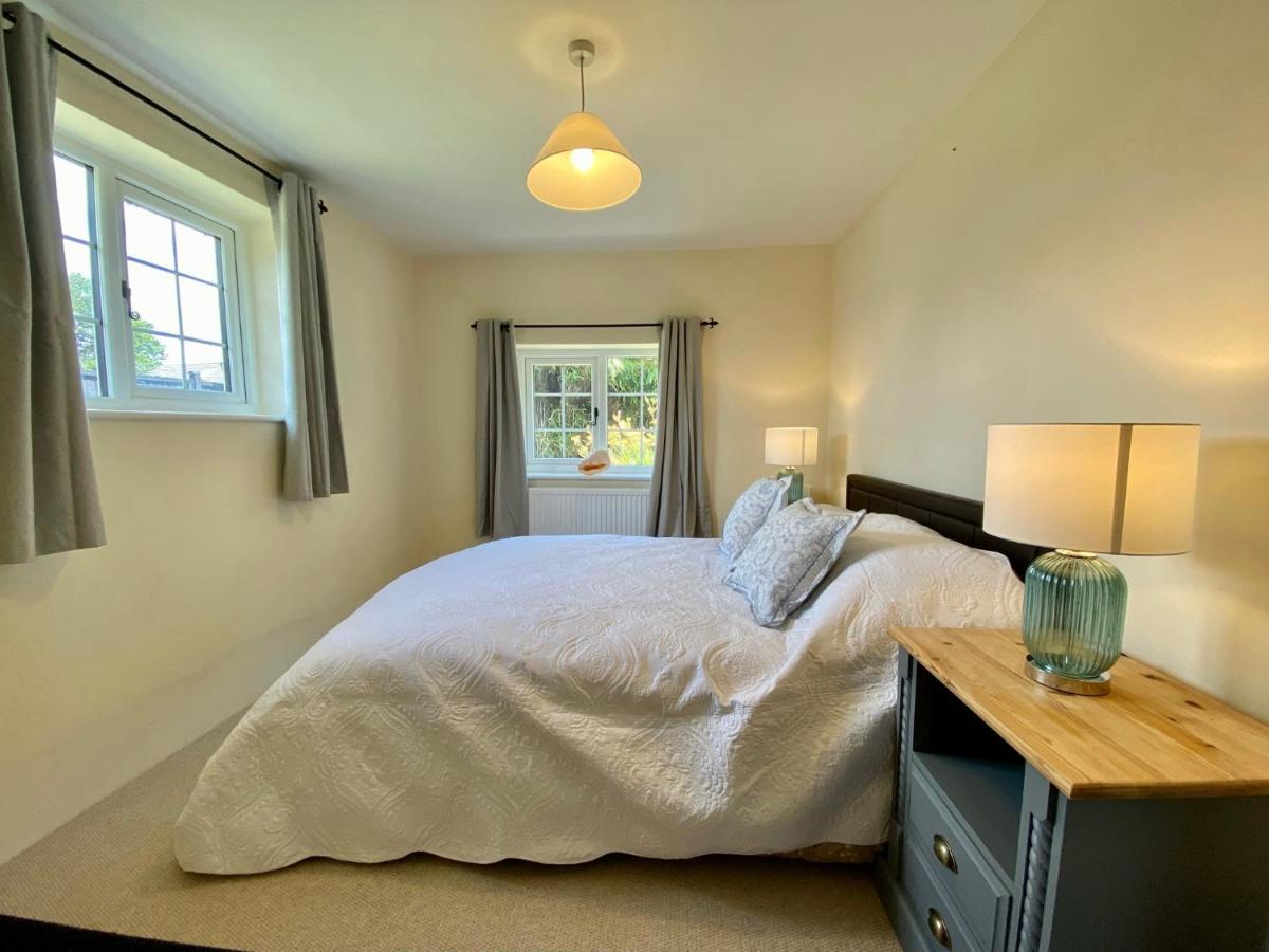 Beautiful Character 5 Bedroom Dorset Thatched - Great Location - Garden - Parking - Fast Wifi - Smart Tv - Newly Decorated - Sleeps Up To 10! Only 18 Mins Drive To Sandbanks Beach! Close To Bournemouth & Poole Vakantiehuis Wimborne Minster