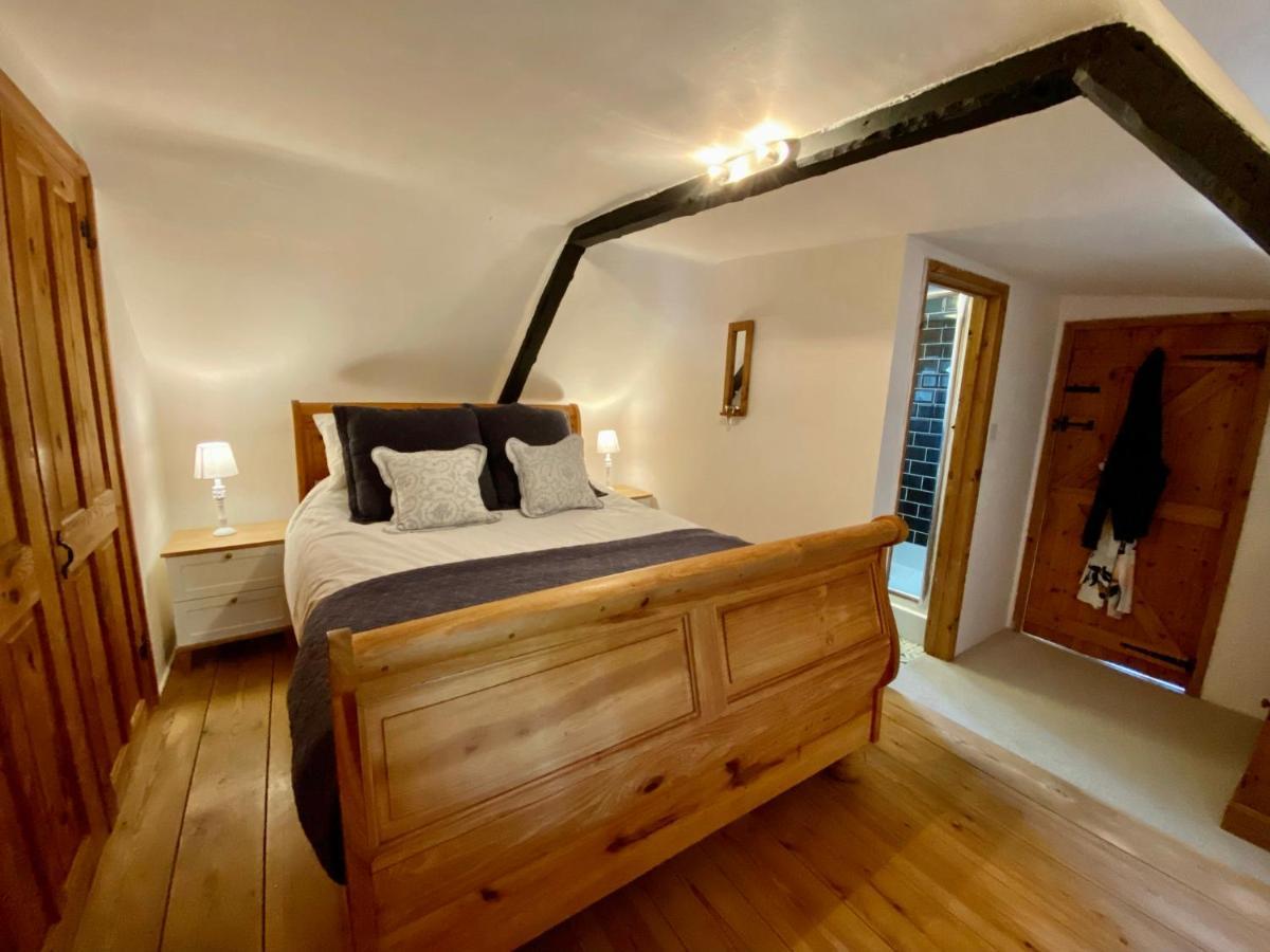 Beautiful Character 5 Bedroom Dorset Thatched - Great Location - Garden - Parking - Fast Wifi - Smart Tv - Newly Decorated - Sleeps Up To 10! Only 18 Mins Drive To Sandbanks Beach! Close To Bournemouth & Poole * Wimborne Minster