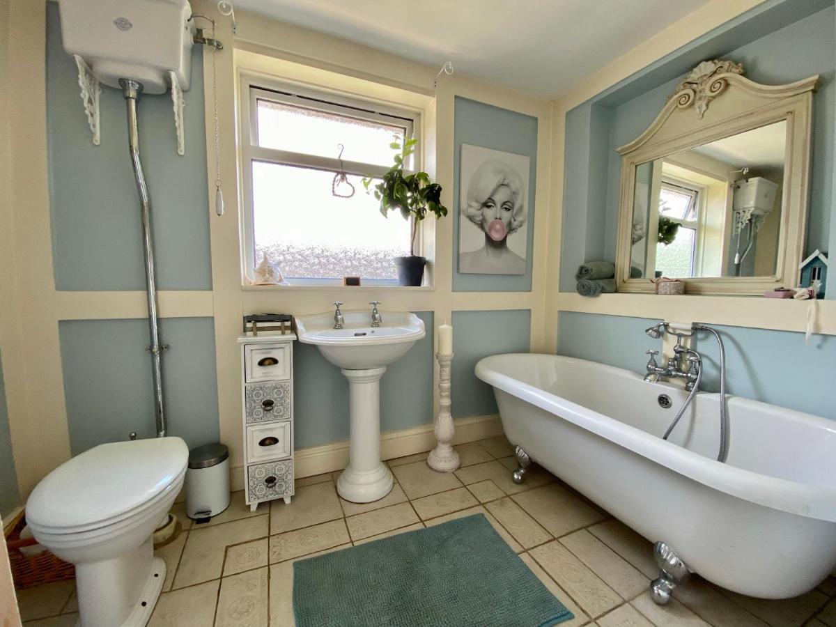 Beautiful Character 5 Bedroom Dorset Thatched - Great Location - Garden - Parking - Fast Wifi - Smart Tv - Newly Decorated - Sleeps Up To 10! Only 18 Mins Drive To Sandbanks Beach! Close To Bournemouth & Poole Vakantiehuis *