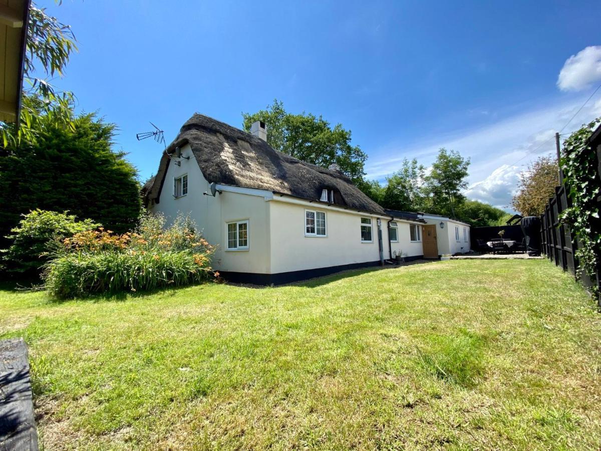 Beautiful Character 5 Bedroom Dorset Thatched - Great Location - Garden - Parking - Fast Wifi - Smart Tv - Newly Decorated - Sleeps Up To 10! Only 18 Mins Drive To Sandbanks Beach! Close To Bournemouth & Poole