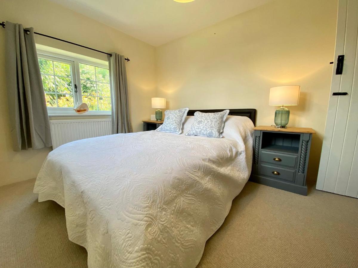 Beautiful Character 5 Bedroom Dorset Thatched - Great Location - Garden - Parking - Fast Wifi - Smart Tv - Newly Decorated - Sleeps Up To 10! Only 18 Mins Drive To Sandbanks Beach! Close To Bournemouth & Poole Vakantiehuis *