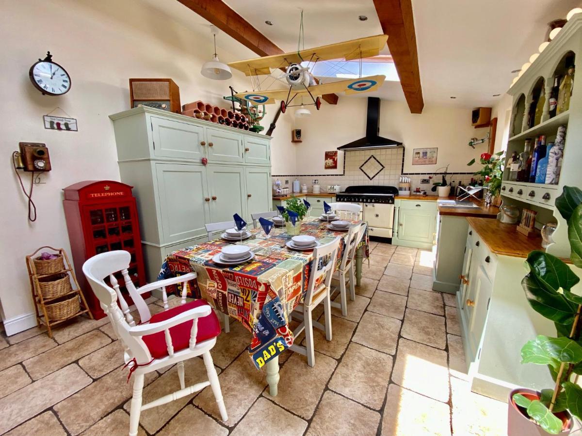 Vakantiehuis Beautiful Character 5 Bedroom Dorset Thatched - Great Location - Garden - Parking - Fast Wifi - Smart Tv - Newly Decorated - Sleeps Up To 10! Only 18 Mins Drive To Sandbanks Beach! Close To Bournemouth & Poole Wimborne Minster