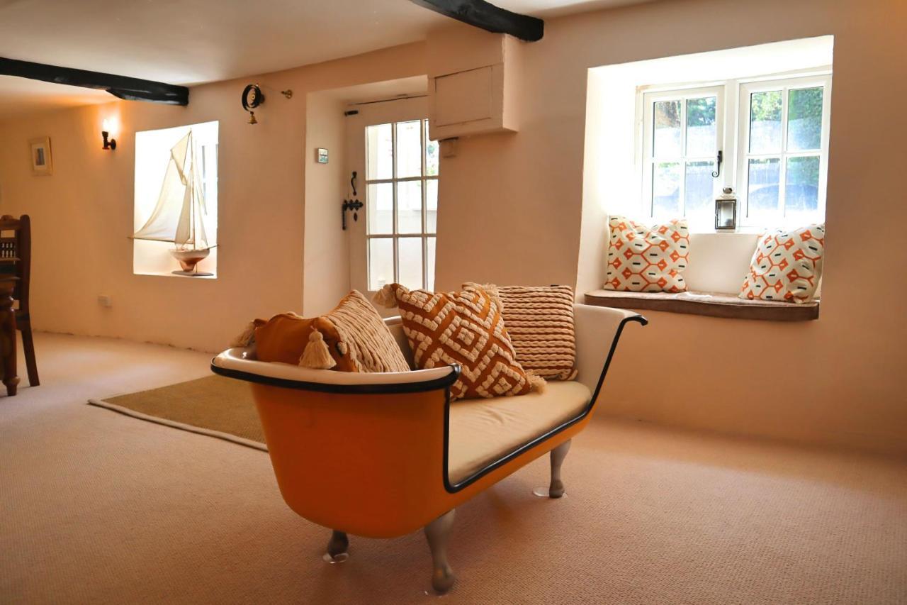 Vakantiehuis Beautiful Character 5 Bedroom Dorset Thatched - Great Location - Garden - Parking - Fast Wifi - Smart Tv - Newly Decorated - Sleeps Up To 10! Only 18 Mins Drive To Sandbanks Beach! Close To Bournemouth & Poole