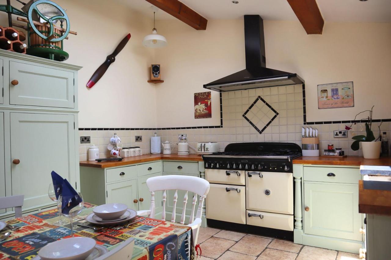 Vakantiehuis Beautiful Character 5 Bedroom Dorset Thatched - Great Location - Garden - Parking - Fast Wifi - Smart Tv - Newly Decorated - Sleeps Up To 10! Only 18 Mins Drive To Sandbanks Beach! Close To Bournemouth & Poole