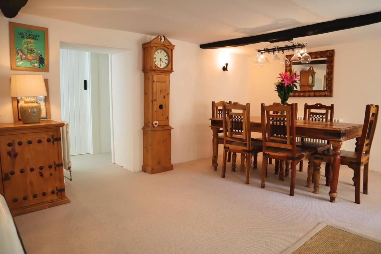 Beautiful Character 5 Bedroom Dorset Thatched - Great Location - Garden - Parking - Fast Wifi - Smart Tv - Newly Decorated - Sleeps Up To 10! Only 18 Mins Drive To Sandbanks Beach! Close To Bournemouth & Poole * Wimborne Minster