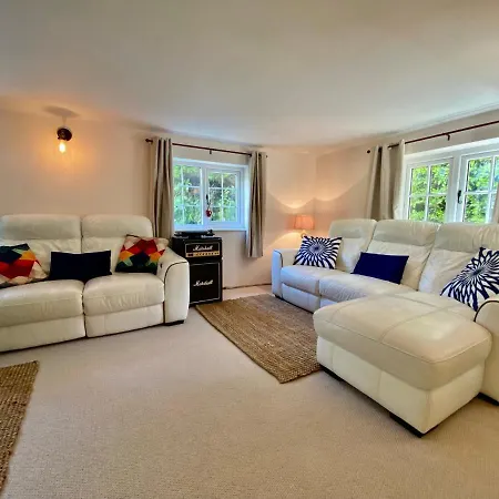 Dorset Thatch Retreat: Spacious Family Cottage with Garden and Beach Access Wimborne Minster Exterior photo