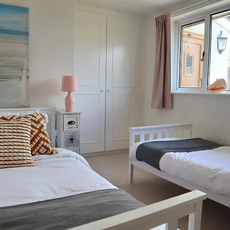 Dorset Thatch Retreat: Spacious Family Cottage with Garden and Beach Access Wimborne Minster Exterior photo