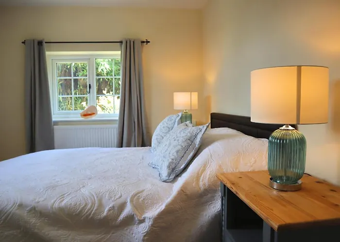 Beautiful Character 5 Bedroom Dorset Thatched Cottage - Great Location - Garden - Parking - Fast Wifi - Smart Tv - Newly Decorated - Sleeps Up To 10! Only 18 Mins Drive To Sandbanks Beach! Close To Bournemouth & Poole