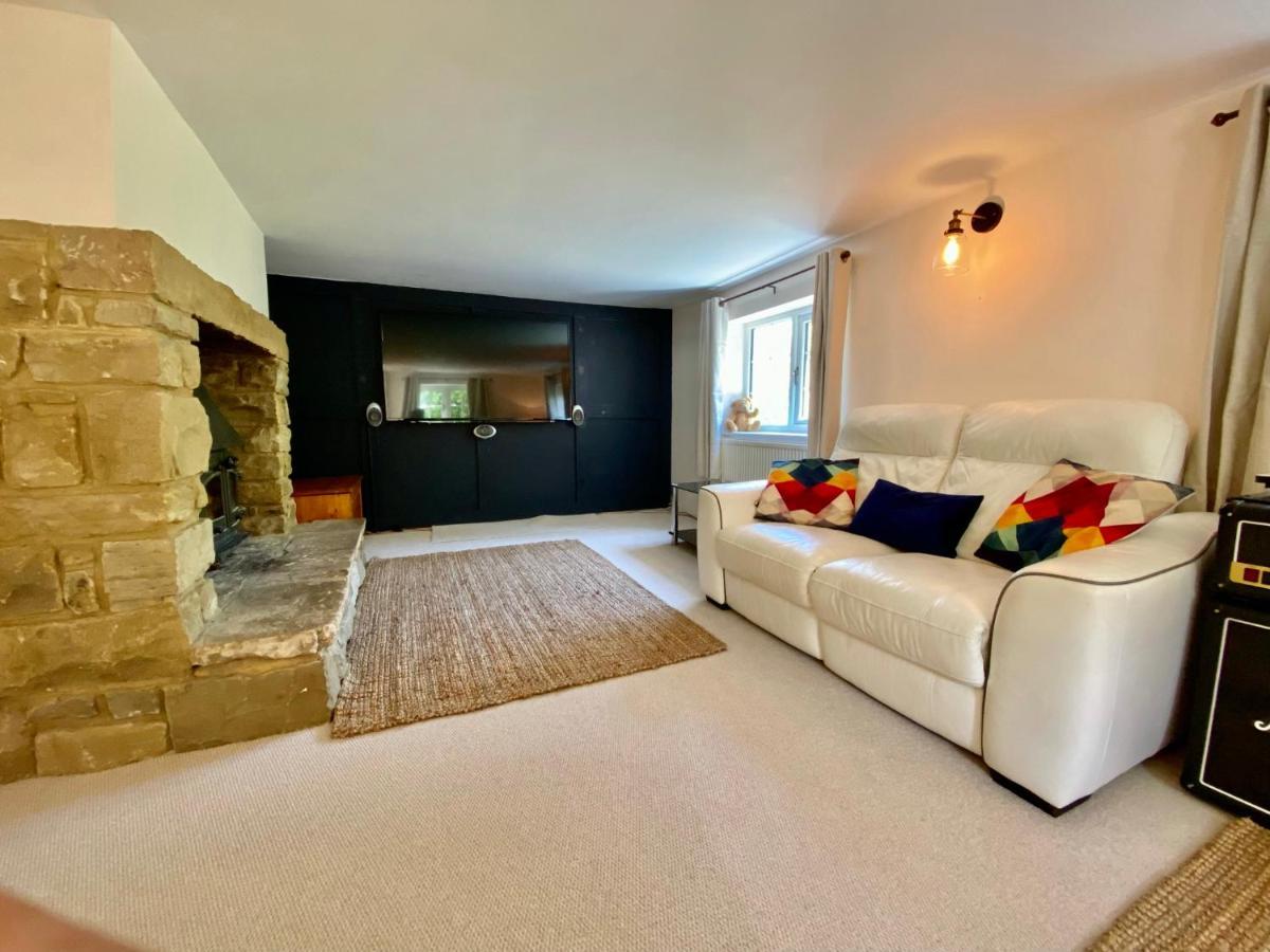 Dorset Thatch Retreat: Spacious Family With Garden And Access Wimborne Minster